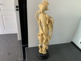 Deosebită statuetă geisa orientală 49 cm,veche,realizată din praf de marmură,decorată bogat (păsări,lanternă,motive asiatice,marcată,de colecție/decor