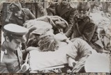 Transportarea unui supravietuitor al cutremurului din 1977, blocul Scala// fotografie de presa