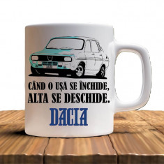 Cana personalizata model " Dacia cand o usa se deschide " 9.5x8cm