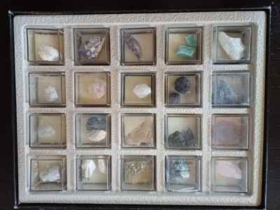 NI57 Colecție de pietre și minerale Sch&amp;auml;tze der erde foto