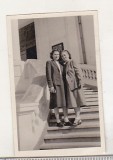 Bnk foto Femei pe scarile Casei de Cultura Sinaia - 1955, Alb-Negru, Romania de la 1950, Portrete