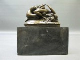 statueta nud deosebit pe soclu marmura