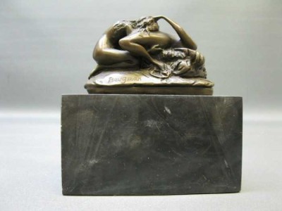 statueta nud deosebit pe soclu marmura foto