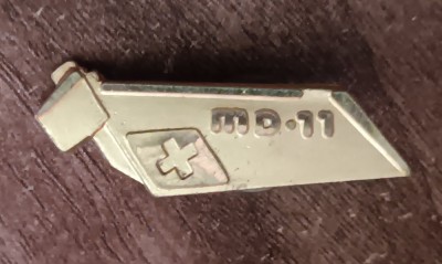 QW9 N7 45 - insigna - tematica medicala - inscriptie MD 11 foto