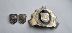 SEMNE DE ARMA POLITIA + CUC CASCHETA POLITIA . CITITI DESCRIEREA VA ROG .