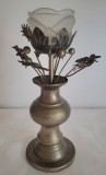 Sfesnic vintage deosebit, din alama, in forma de vaza cu floare din sticla mata si ornamente metalice decupate