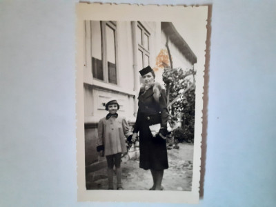 Fotografie dimensiune 6/9 cm cu mamă și fiică din Buzău &amp;icirc;n 1941 foto