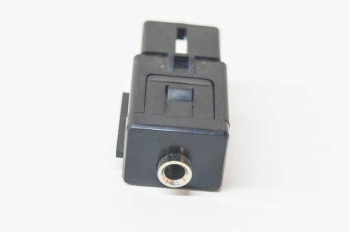 Port USB/AUX-In SKODA OCTAVIA III 5E3 2016 OEM: 5Q0035724 13446178