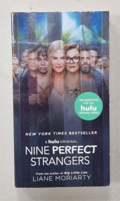 NINE PERFECT STRANGERS by LIANE MORIARTY , 2018 foto