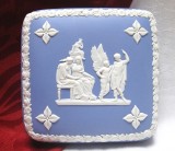 CASETA / BOMBONIERA PORTELAN WEDGWOOD BLUE JASPERWARE DECOR SCENA MITOLOGICA 10 CM