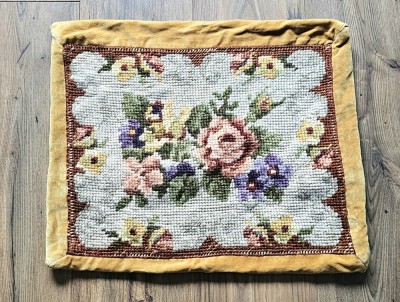FATA DE PERNA VINTAGE DECORATIVA DIN CATIFEA CU MODEL CUSUT MANUAL foto