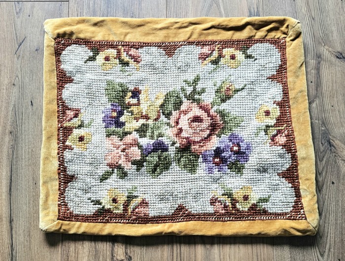 FATA DE PERNA VINTAGE DECORATIVA DIN CATIFEA CU MODEL CUSUT MANUAL