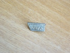 QW9 N4 7 - insigna - inscriptia VEFA