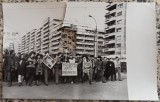 Manifestanti cu pancarte, decembrie 1989// fotografie de presa, decupatura