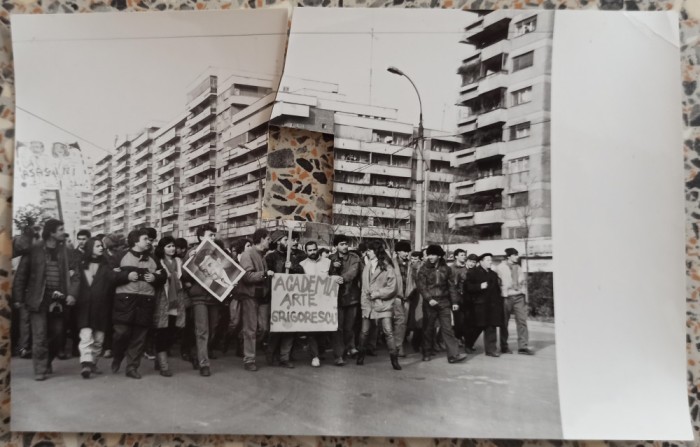 Manifestanti cu pancarte, decembrie 1989// fotografie de presa, decupatura