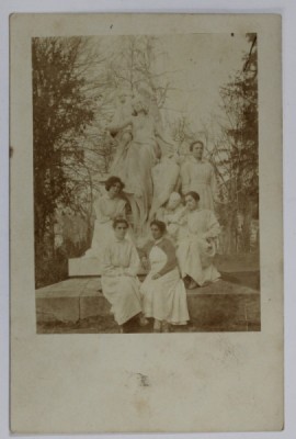 TINERE DIN PERSONALUL MEDICAL LANGA STATUIA DIN CURTEA SPITALULUI BRANCOVENESC , BUCURESTI , FOTOGRAFIE TIP CARTE POSTALA , 1919 foto