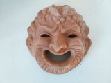 Mască decorativă din lut ars, stil antic / teatru grec, chip satiric z&acirc;mbitor, realizată manual, 21x21 cm