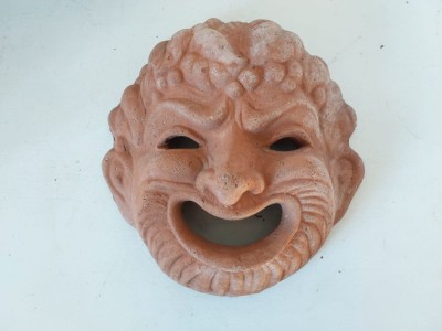 Mască decorativă din lut ars, stil antic / teatru grec, chip satiric z&amp;acirc;mbitor, realizată manual, 21x21 cm foto