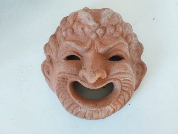 Mască decorativă din lut ars, stil antic / teatru grec, chip satiric z&acirc;mbitor, realizată manual, 21x21 cm