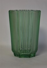 Vaza veche din sticla verde - Art Deco - anii 1930 / 21 cm inaltime foto