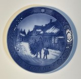 Farfurie portelan danez ROYAL COPENHAGEN, anul 1980, Aducerea acasa a bradului de Craciun, Farfurii