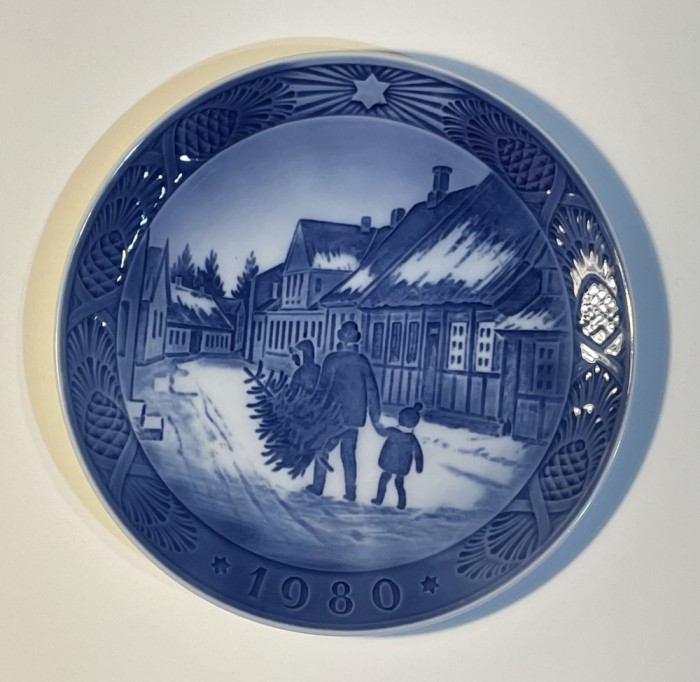 Farfurie portelan danez ROYAL COPENHAGEN, anul 1980, Aducerea acasa a bradului de Craciun