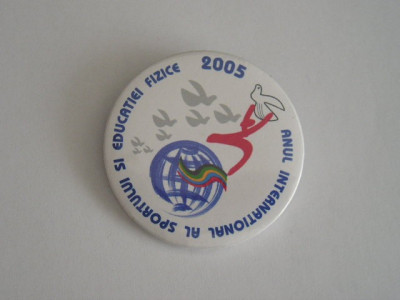 M3 I 27 - Insigna - tematica sport - anul international al sportului 2005 foto