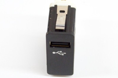 Port USB/AUX-In BMW i3 I01 2021 OEM: 6820397 18075597 foto
