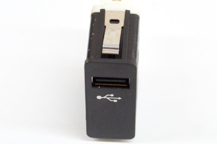 Port USB/AUX-In BMW i3 I01 2021 OEM: 6820397 18075597
