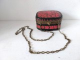 * Poseta mica, vintage, papier mache, Kashmir, cu margine, incuietoare si lant de metal, 12x10x6.5cm