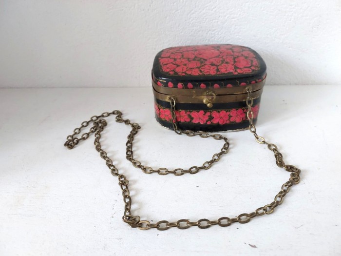 * Poseta mica, vintage, papier mache, Kashmir, cu margine, incuietoare si lant de metal, 12x10x6.5cm