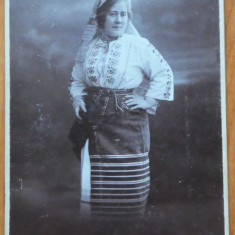 Foto pe carton gros ; Costum popular romanesc , 1904
