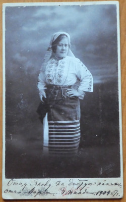Foto pe carton gros ; Costum popular romanesc , 1904 foto
