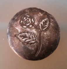 Cutie metal cu floare incrustata, 8.5 cm foto