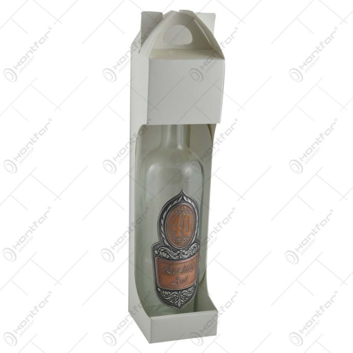 Sticla dreapta cu gat inalt is ingusta. cu decor embosat &ndash; 40 &ndash; La multi ani!