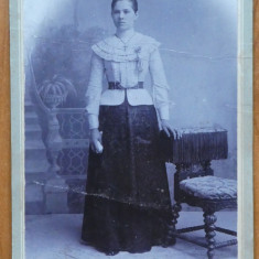 Foto pe carton gros ; Sfarsit de secol 19 , Foto Hum Joszef , Jimbolia , tanara