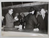 &#039; PAPA CERVI &#039; , LUPTATOR ANTIFASCIST , SALUTAT LA AL VIII - LEA CONGRES AL P.C.I. , ROMA , FOTOGRAFIE DE PRESA , 1956