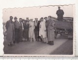 Bnk foto - Pe soseaua Buzau-Marasesti 1957, Alb-Negru, Romania de la 1950, Portrete