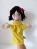 Marioneta papusa pe mana fata / fetita cu par negru si haina galbena