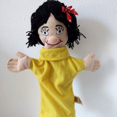 Marioneta papusa pe mana fata / fetita cu par negru si haina galbena