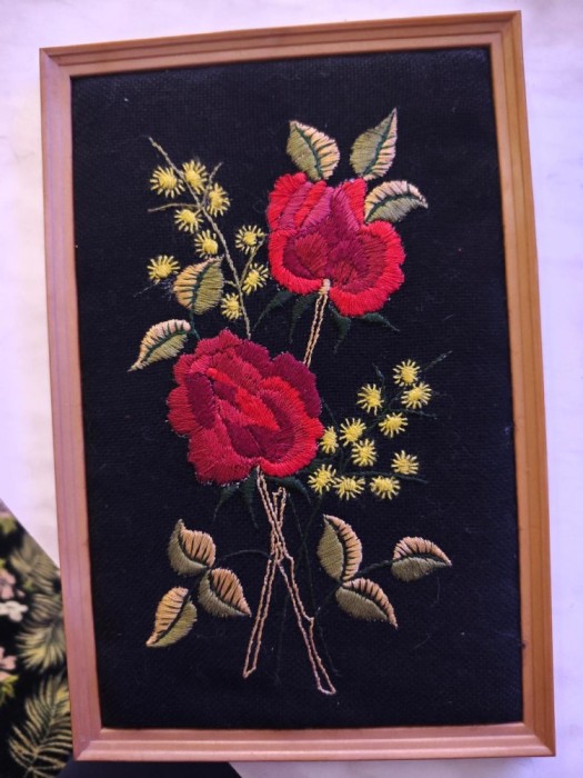 BRODERIE FOARTE FRUMOASA, VECHE, PE PANZA DE GOBLEN