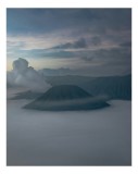 Tablou Canvas, "Muntele &icirc;nvăluit &icirc;n ceață misterioasă", Nor, Vulcan, Cer, Ceață, Peisaj, Munți, Zori, Nori, Natură, Atmosferic, 26 x 39 cm, CMCLASS