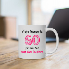 Cană personalizată "Viața începe la 60..."2 Termosensibila - Roz interior