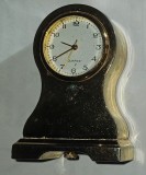 CY - Ceas quartz miniatural tip "pendula de podea" / metal neferos aurit / functional, dar necesita baterie noua / D: 2 cm H: 5 cm 95 g / fara marcaje