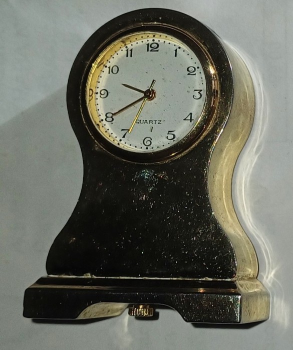 CY - Ceas quartz miniatural tip "pendula de podea" / metal neferos aurit / functional, dar necesita baterie noua / D: 2 cm H: 5 cm 95 g / fara marcaje