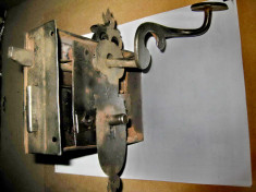 B245-Broasca poarta veche metal functionala cu cheie si aparatoare originala. foto