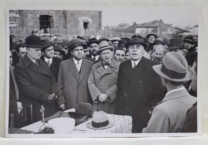 CONSTANTIN I. ANGELESCU , FOST PRIM - MINISTRU , VORBIND LA O ADUNARE OFICIALA , FOTOGRAFIE IN EXTERIOR , ANII &#039;30