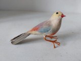 # Pasare mica (cinteza), decorațiune vintage colorată, din fetru și pene, replica decorativa a unei păsări, realizată manual, 11cm lungime