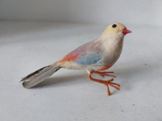 # Pasare mica (cinteza), decorațiune vintage colorată, din fetru și pene, replica decorativa a unei păsări, realizată manual, 11cm lungime