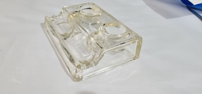 Călimara veche din sticlă, Nefolosita &icirc;n stare excelentă, măsur&acirc;nd 17 cm lungime și 12 cm lățime, inaltime 4,5 cm.